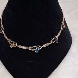 Xp Oro Laminado Elegant Yellow and Blue Necklace with Intricate Details